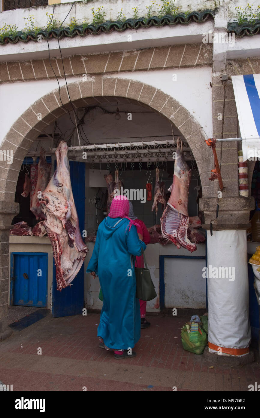 People shopping in macelleria. Foto Stock