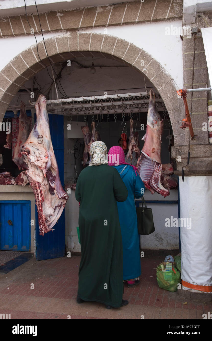 People shopping in macelleria. Foto Stock