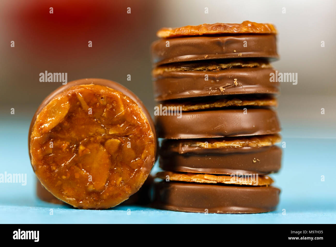 Primo piano di una pila di avena digestivi vetrato biscotti al cioccolato Foto Stock