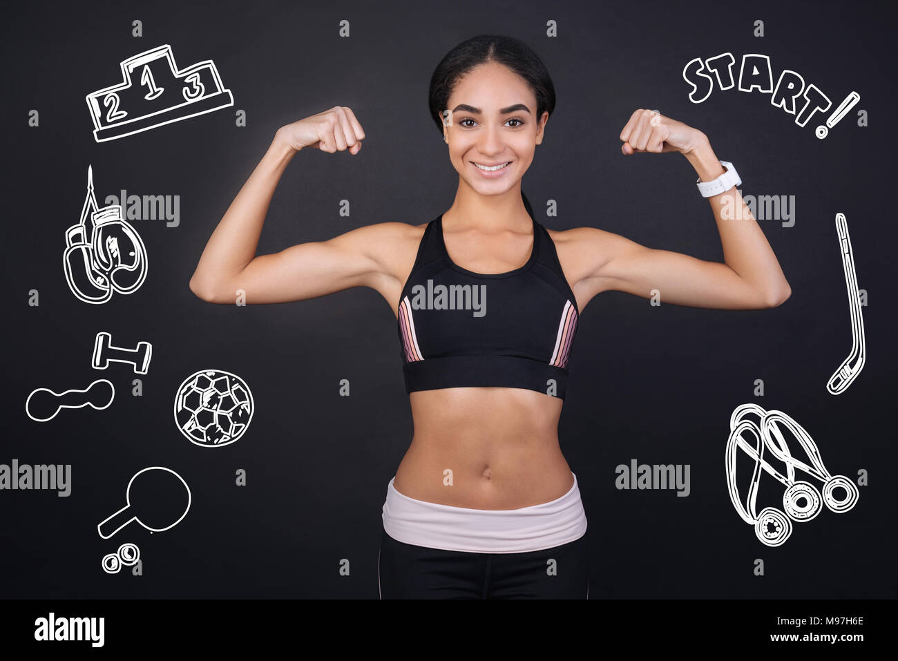 Bella donna che mostra bicipite e la sensazione di essere orgoglioso della sua forza Foto Stock