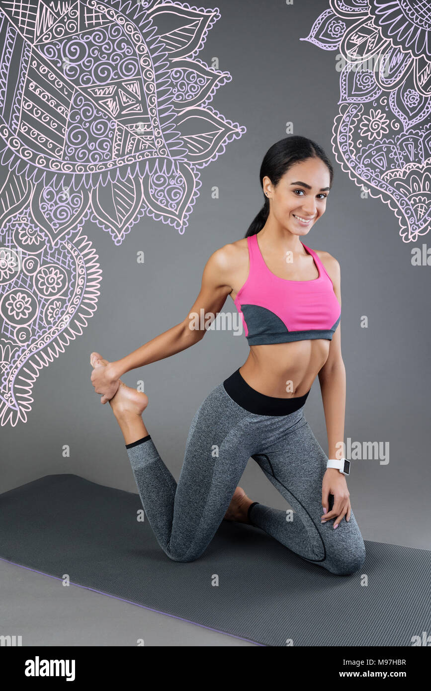 Persona sportiva sorridente e in fase di riscaldamento prima del training Foto Stock