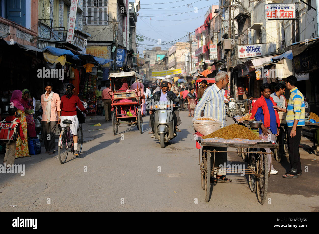 HARIDWAR, India - 11 novembre 2009: Il pistone tipico e la confusione sulla strada indiano Foto Stock