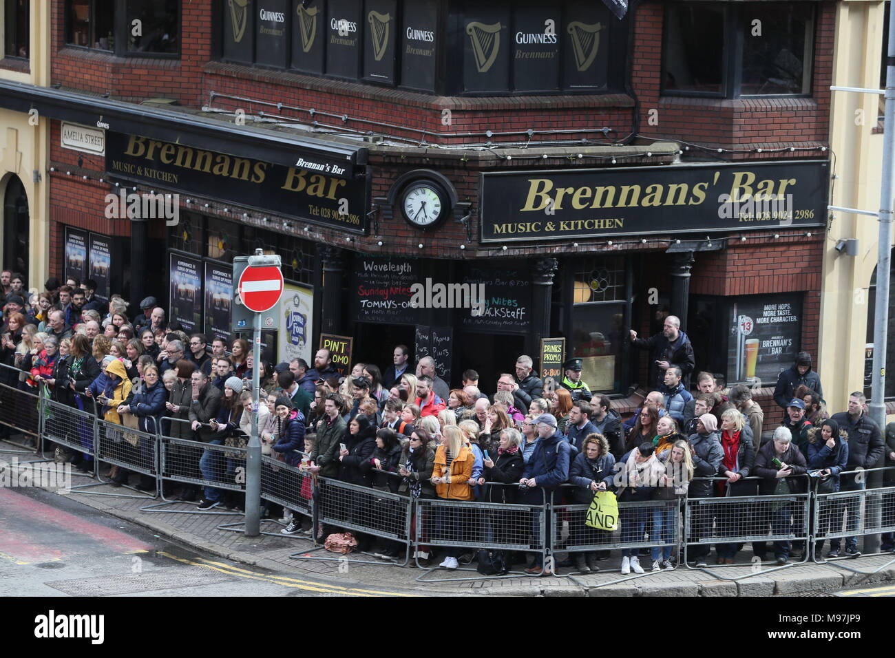 La Folla di attendere per il principe Harry e Meghan Markle per uscire dalla Crown Bar che hanno visitato per imparare dal National Trust rappresentanti circa il pub il patrimonio e incontrare il personale del bar, locali di comici e musicisti. Foto Stock