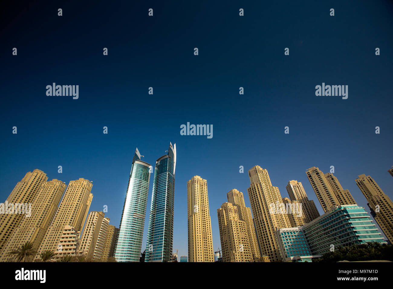 Il ritaglio di cartone blocchi a torre fiancheggiano l'Oasi delle torri a Dubai, Emirati arabi uniti Foto Stock