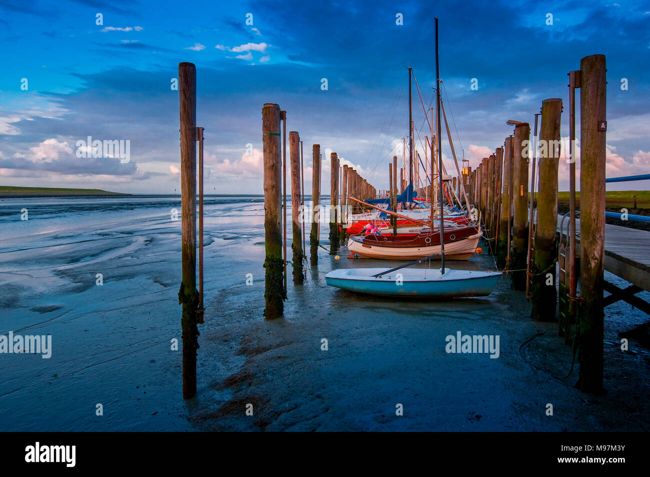 Deutschland, Schleswig-Holstein, Pellworm, Hafen, Anleger, Segelboote Foto Stock