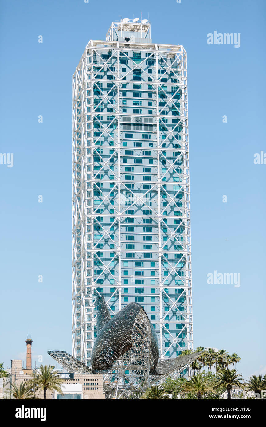 Vista della statua "pesce" di Frank Gehry nella parte anteriore del th Arts Hotel, Barcelona, Spagna Foto Stock