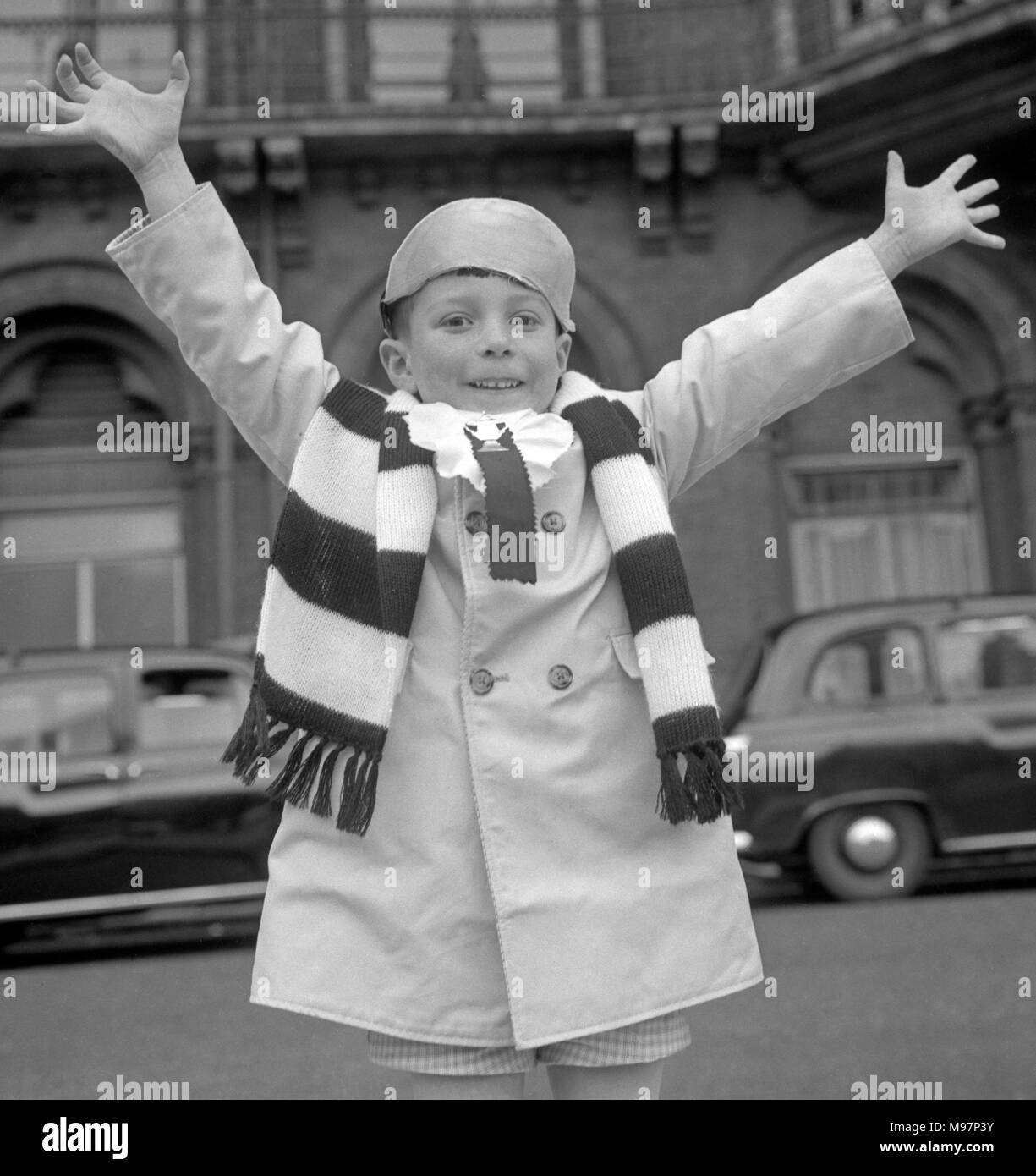 Otto-anno-vecchio sostenitore di Widnes, David Ditchfield, dimostra il suo entusiasmo alla Stazione di St Pancras dopo che arrivano a Londra per la finale della Rugby League Challenge Cup a Wembley. Foto Stock