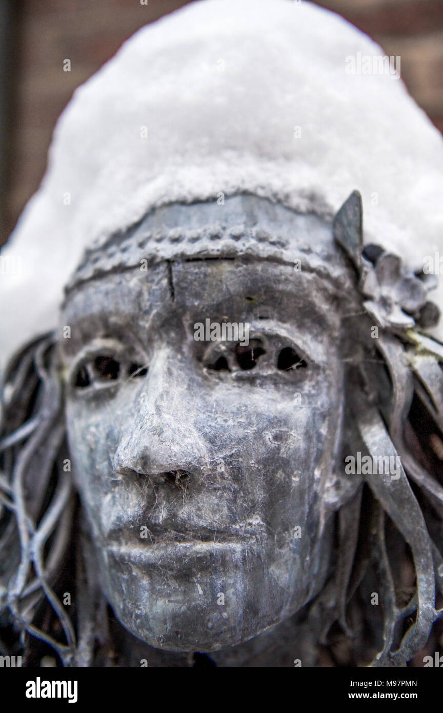 Metallo scultura femmina con un cappuccio di neve, Foto Stock
