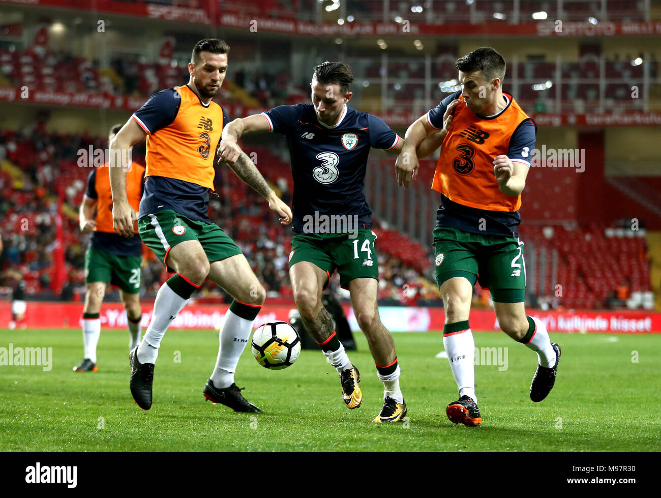 Repubblica di Irlanda Shane Duffy (sinistra), Alan Browne (centro) e Repubblica di Irlanda Seamus Coleman (a destra) durante il warm-up prima della international amichevole a Antalya Stadium. Foto Stock