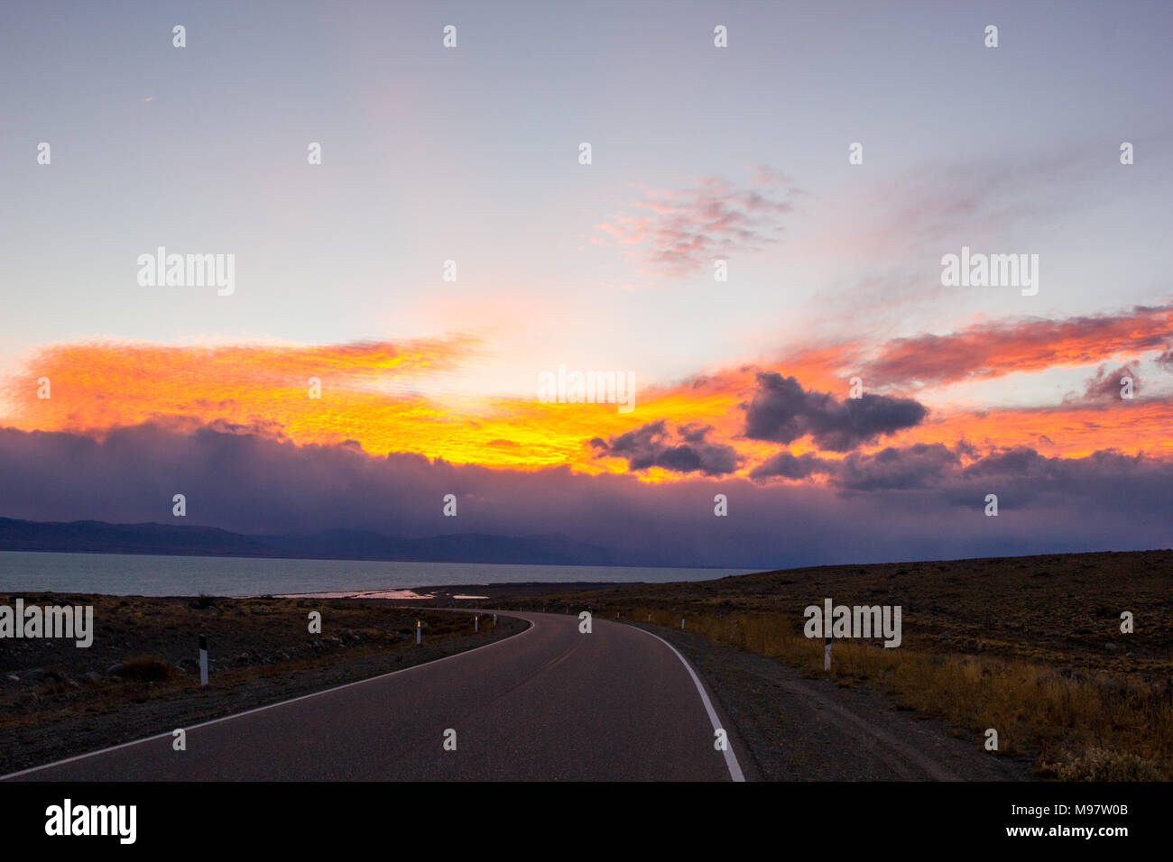 Tramonto Tramonto sul lago Viedma in Patagonia, El Chalten, Argentina, Sud America Foto Stock