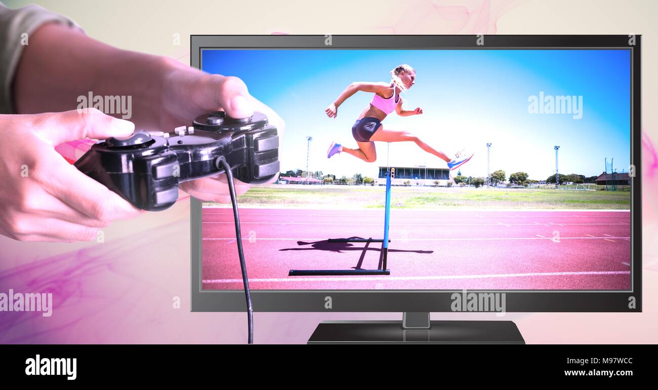 Mani che tengono il controller di gioco con ostacolo ponticello dello sport in televisione Foto Stock