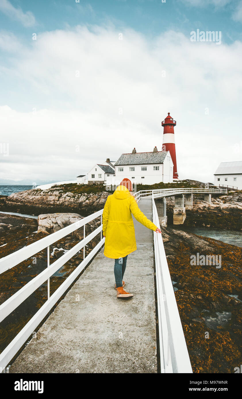 Traveler donna camminando sul ponte a Norvegia lighthouse Travel Lifestyle concetto scandinavo avventura vacanze outdoor Foto Stock