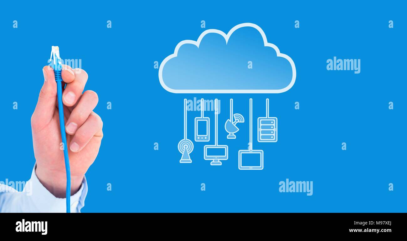 Mano che trattiene il filo collegamento con dispositivi di cloud Foto Stock