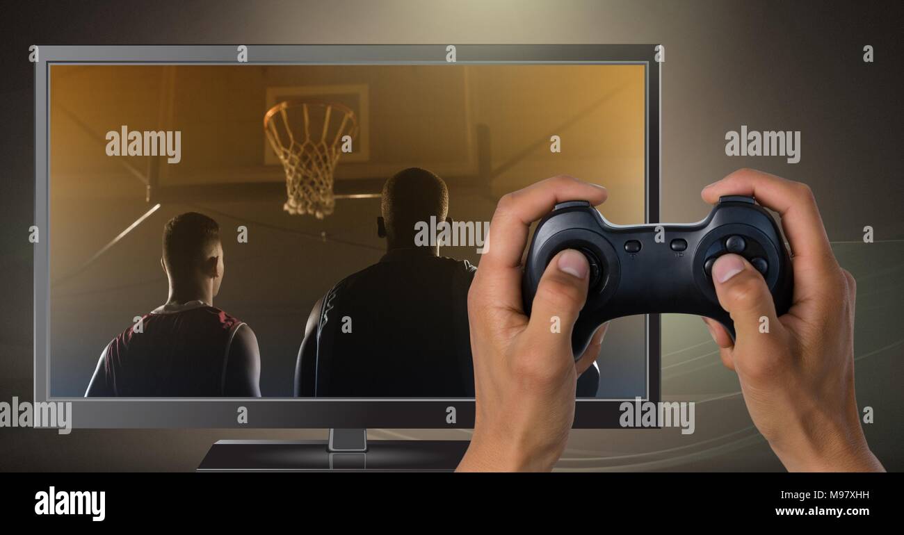 Mani che tengono il controller di gioco con i giocatori di basket in televisione Foto Stock