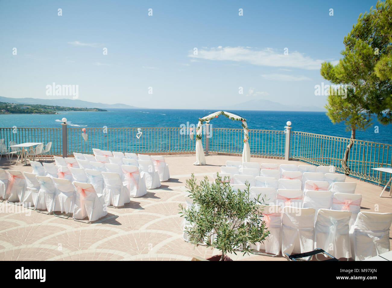 Un esterno mozzafiato cerimonia di nozze Foto Stock