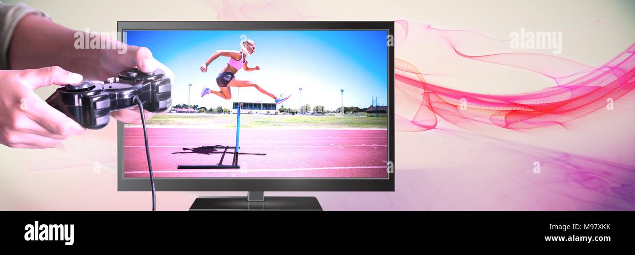 Mani che tengono il controller di gioco con ostacolo ponticello dello sport in televisione Foto Stock