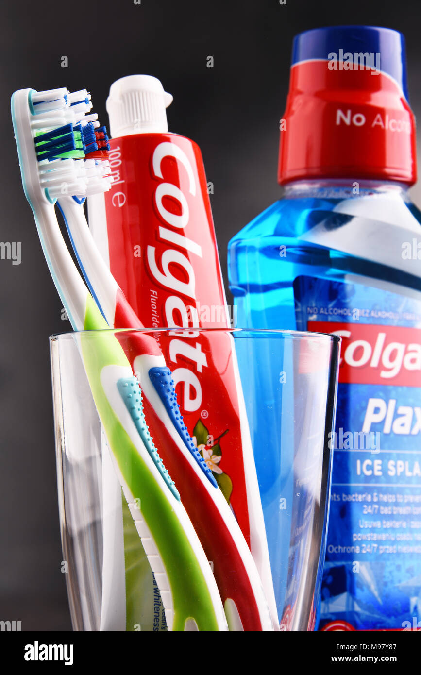 POZNAN, Polonia - Feb 14, 2018: Dentifricio Colgate, una marca di igiene orale prodotti fabbricati da consumatori americani-goods company Colgate-Palmolive Foto Stock