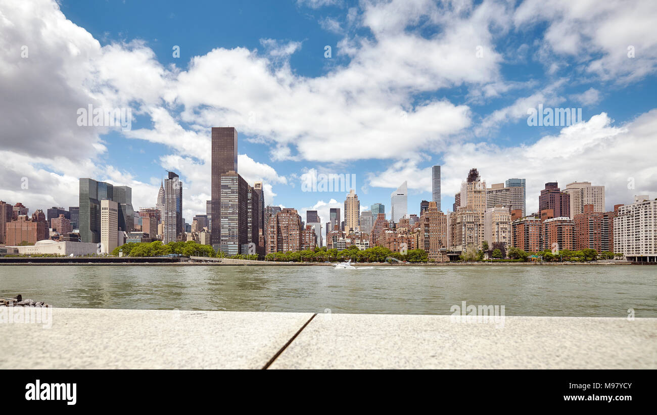 Skyline di Manhattan visto da Roosevelt Island, New York City, Stati Uniti d'America. Foto Stock