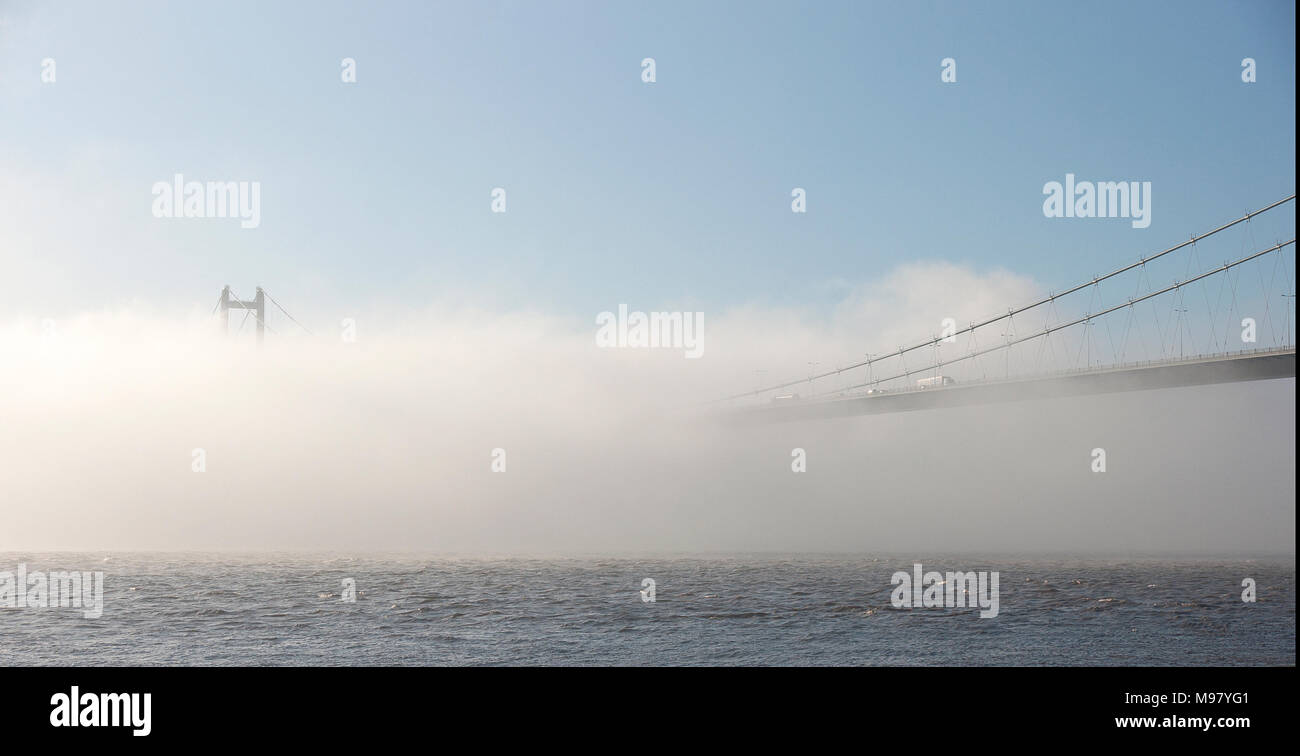 Humber Bridge in un banco di nebbia, Hessle, East Yorkshire Foto Stock
