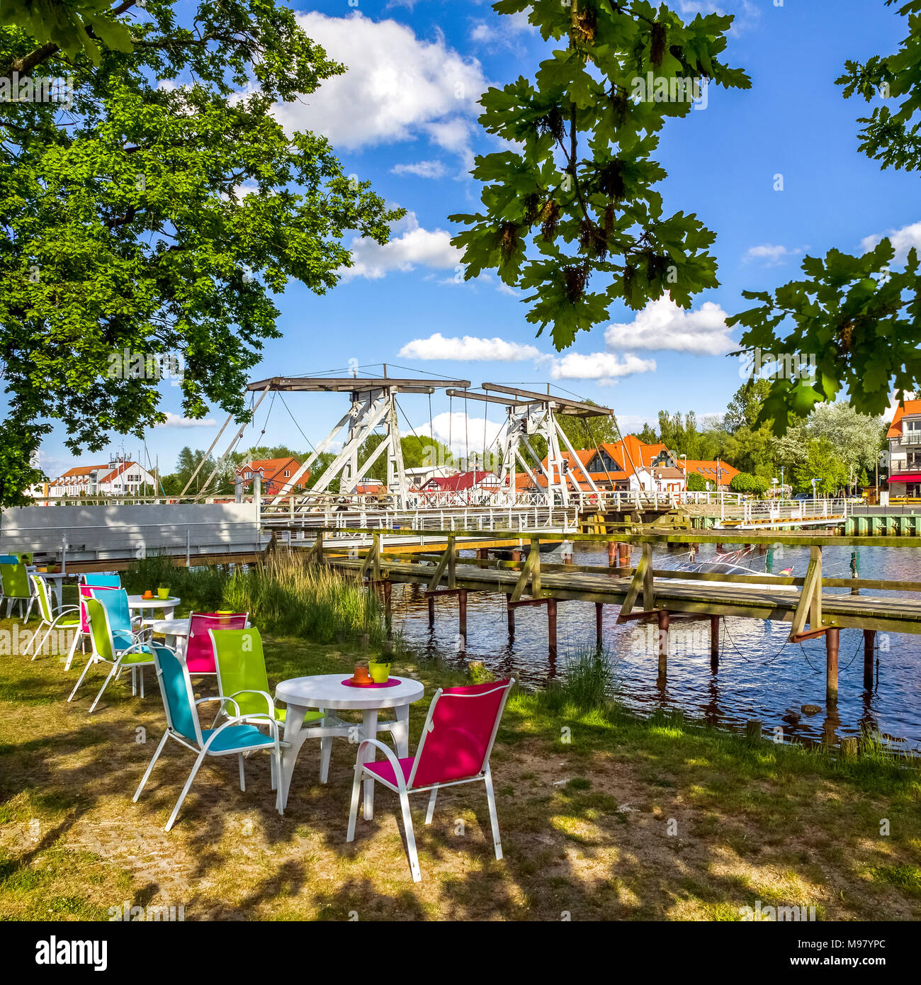 Germania, Meclemburgo-Pomerania, Greifswald, Wiecker ponte di legno ponte a bilico, fiume Ryck Foto Stock