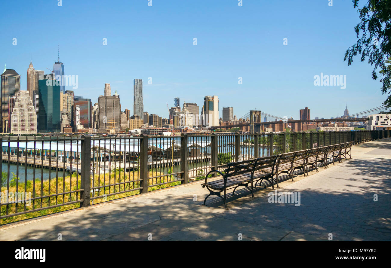 Stati Uniti d'America, New York, Brooklyn, Skyline di Manhattan da Brooklyn con panche in primo piano Foto Stock