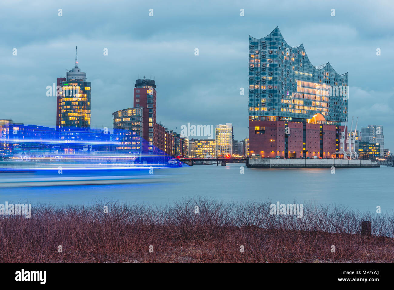 Germania, Amburgo, vista su Elba per Elbe Philharmonic Hall Foto Stock