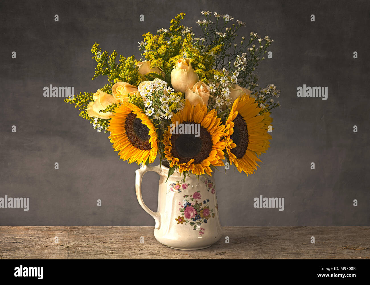 Semi di girasole nella brocca di antiquariato Foto Stock