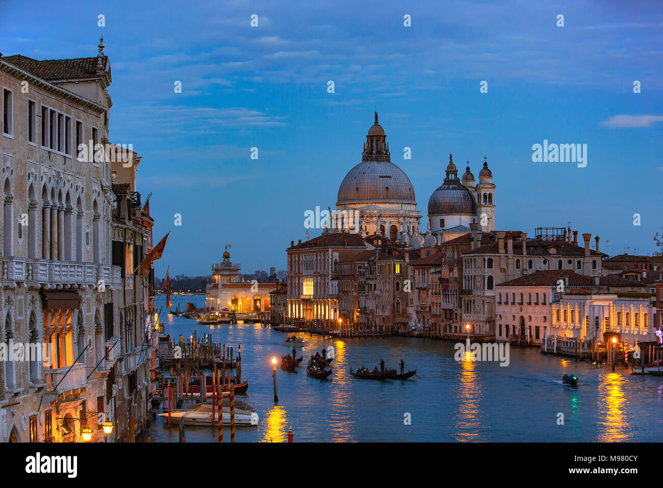 L'Italia, Veneto, Venezia, Gondola sul Canal Grande di fronte alla Basilica di Santa Maria della Salute Foto Stock