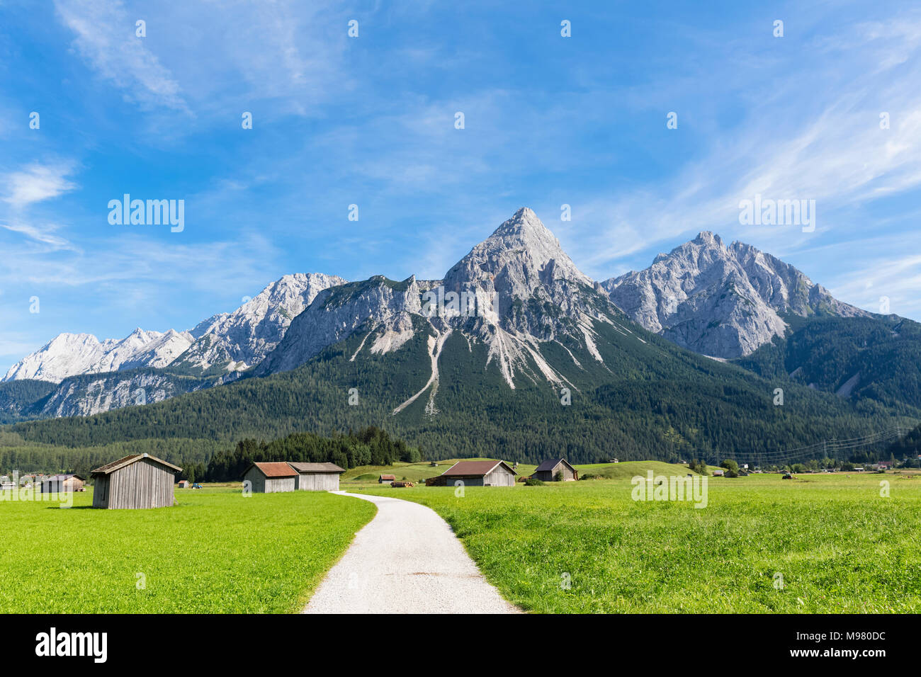Austria, Tirolo, Lermoos, Ehrwalder Becken, vista Ehrwalder Sonnenspitze, Gruenstein, Ehrwald, Mieminger Kette Foto Stock