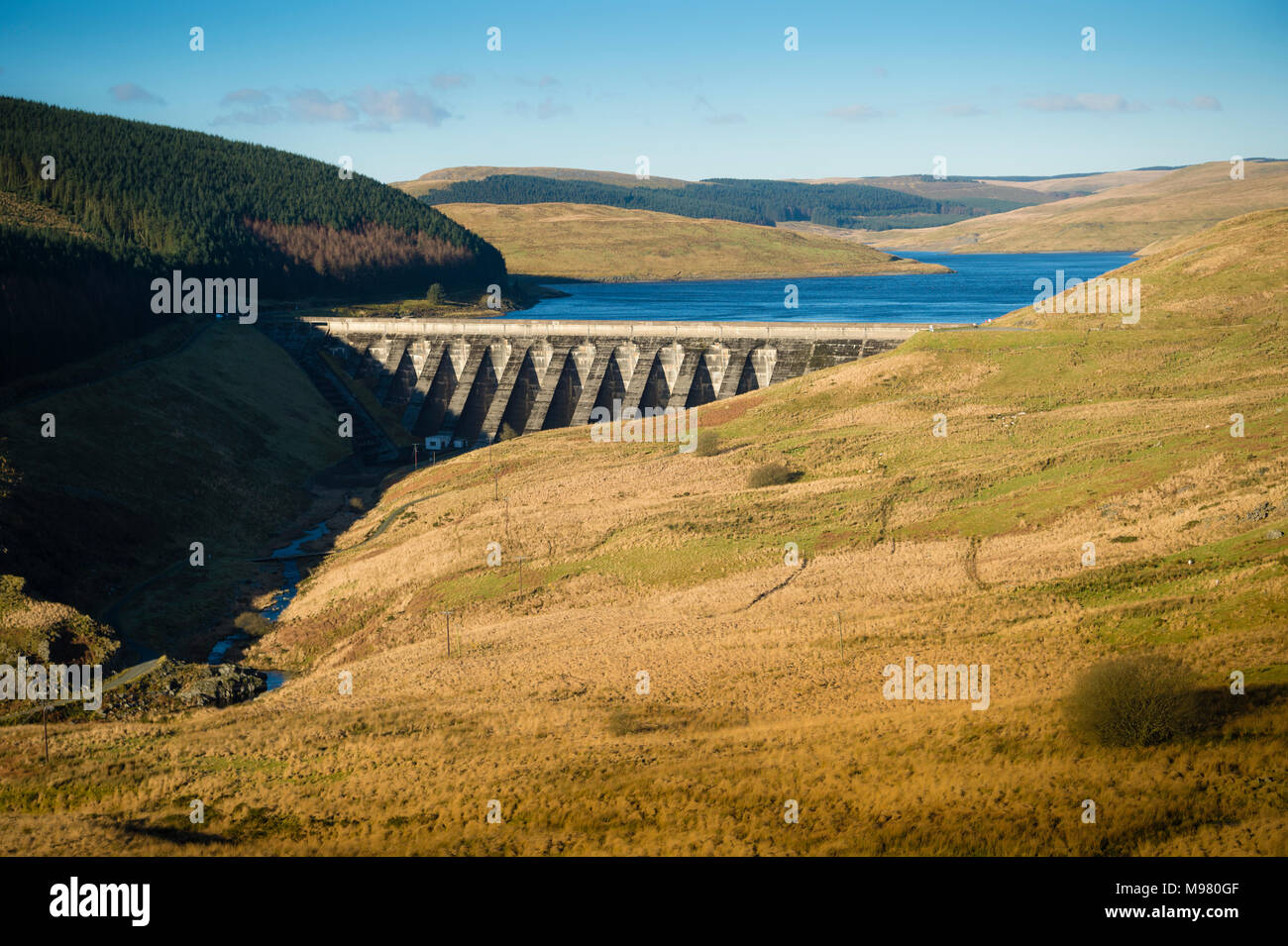 Nant y Moch dam e il serbatoio e parte di Statkraft di proprietà Cwm Rheidol idro-elettrica di generazione di elettricità sistema , che produce 49 megawatt di energia. Upland Ceredigion mid Wales UK Foto Stock