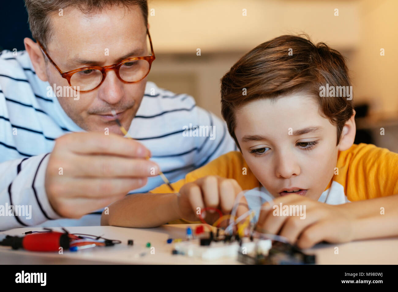 Padre e figlio di un assemblaggio elettronico kit di costruzione Foto Stock