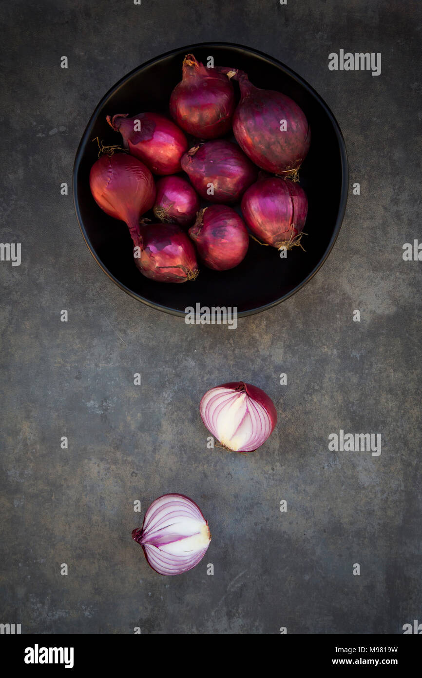 Ciotola di cipolle rosse Foto Stock