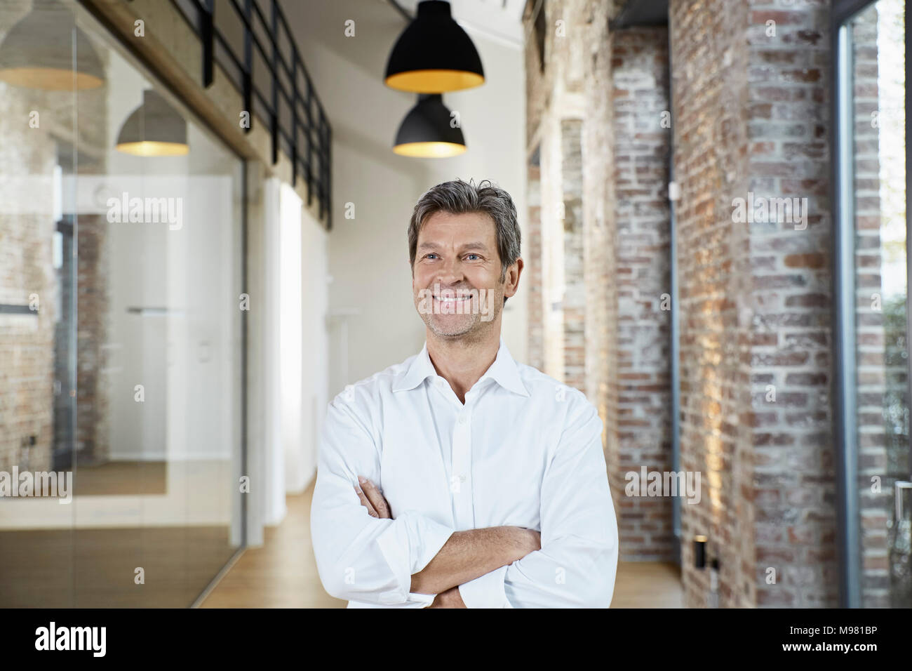 Ritratto di imprenditore sorridente in ufficio moderno Foto Stock