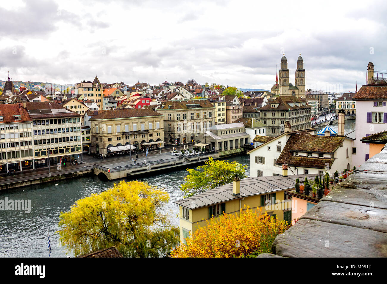 La Svizzera, Zurigo, vista città con grande Minster e Limmat Foto Stock