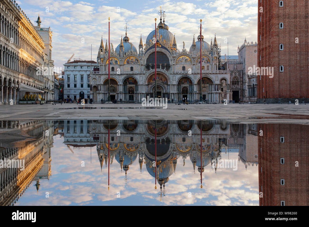 L'Italia, Veneto, Venezia, Piazza San Marco con la Basilica di San Marco, speculare Foto Stock