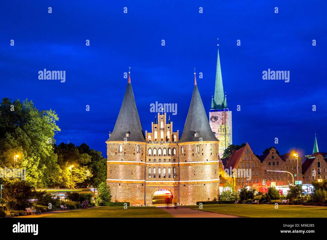 Germania, Schleswig-Holstein, Lubecca, città vecchia, Holsten Gate Foto Stock