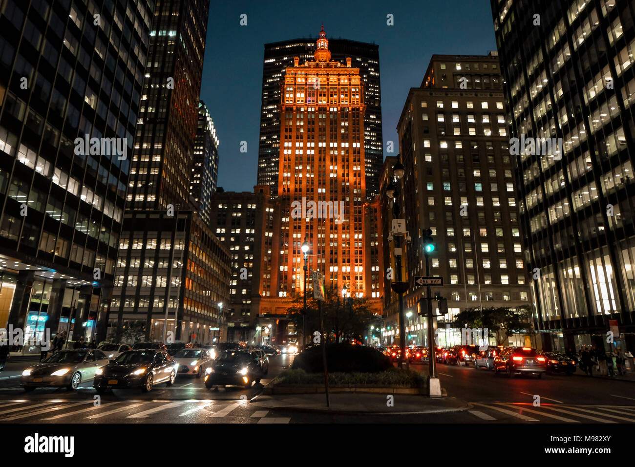 Stati Uniti d'America, New York City, grattacieli di notte Foto Stock