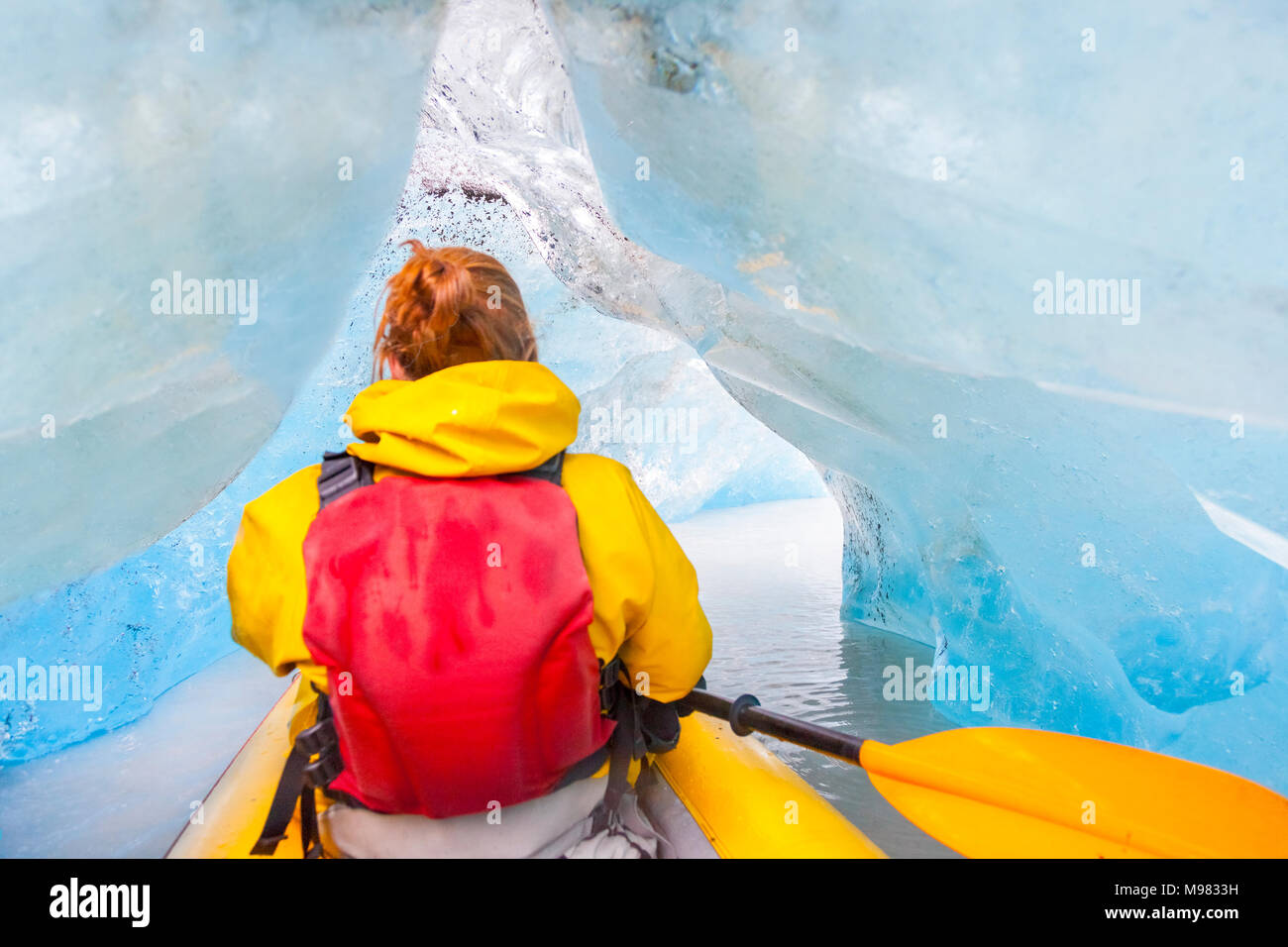 Stati Uniti d'America, Alaska, Valdez, giovane donna in kayak, Foto Stock