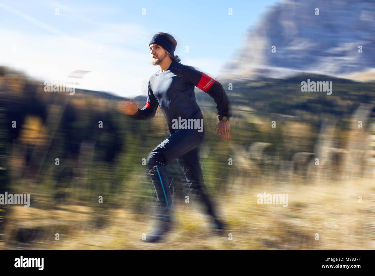 Uomo che corre veloce sul sentiero di montagna Foto Stock