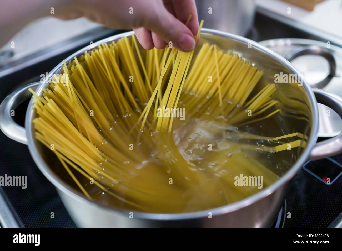 Gli spaghetti è cotta in una pentola grande con acqua bollente. Il pranzo  per la famiglia Foto stock - Alamy