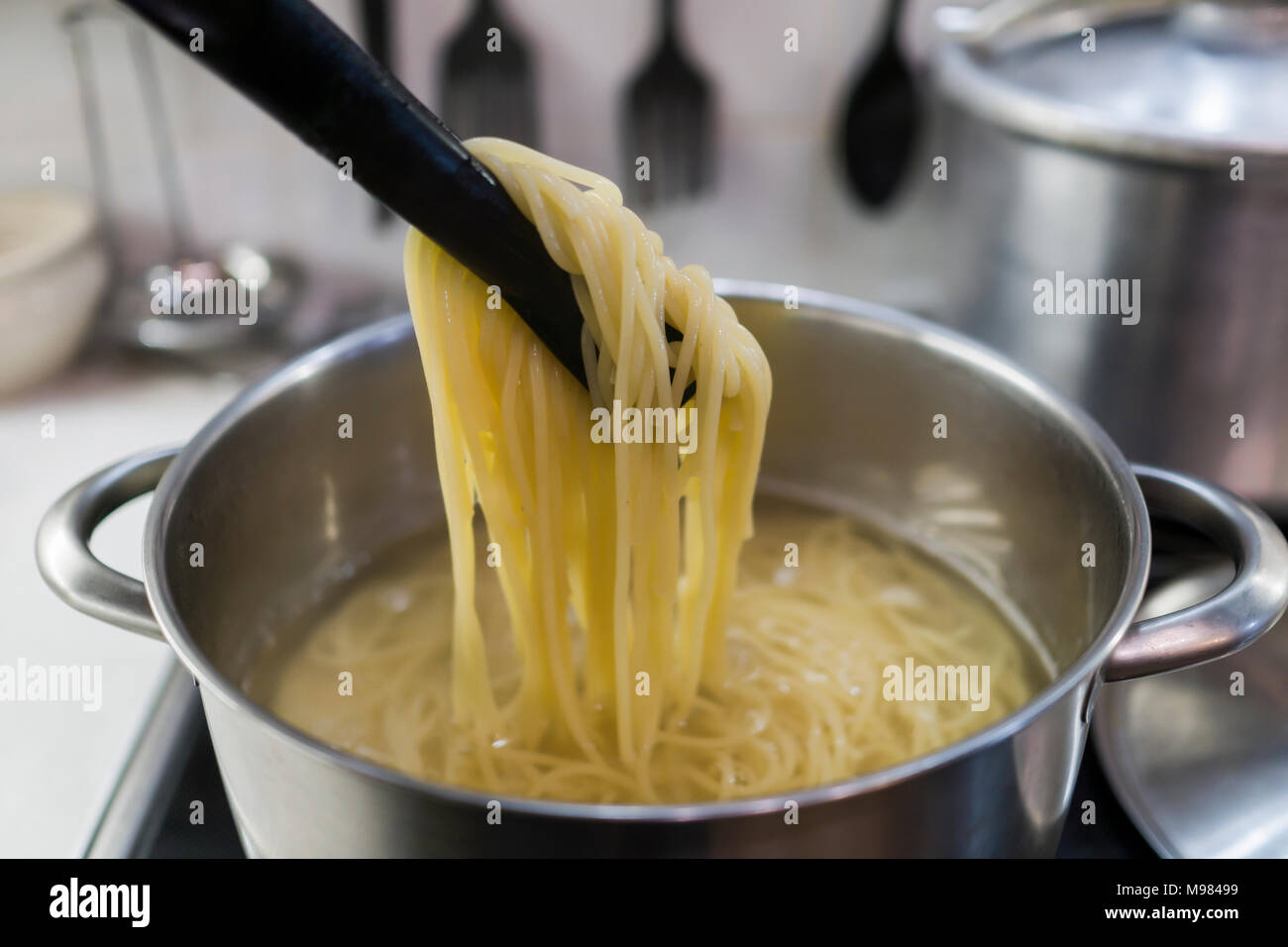 Gli spaghetti è cotta in una pentola grande con acqua bollente. Il