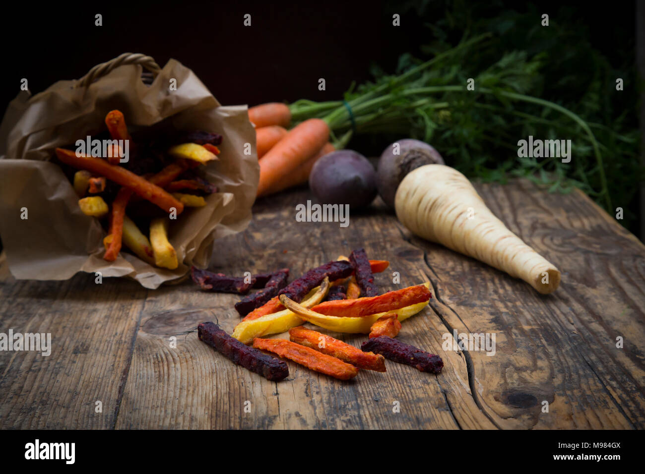 Organici di barbabietole, carote e pastinaca patate fritte Foto Stock