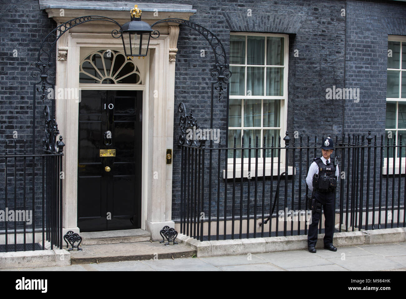 Londra, Regno Unito. 12 Giugno, 2017. Un funzionario di polizia in servizio al di fuori 10 di Downing Street. Foto Stock