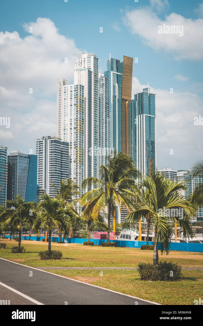 Palme e grattacieli nella città di Panama - lungomare della costa vicino yachtclub - Panama City skyline Foto Stock