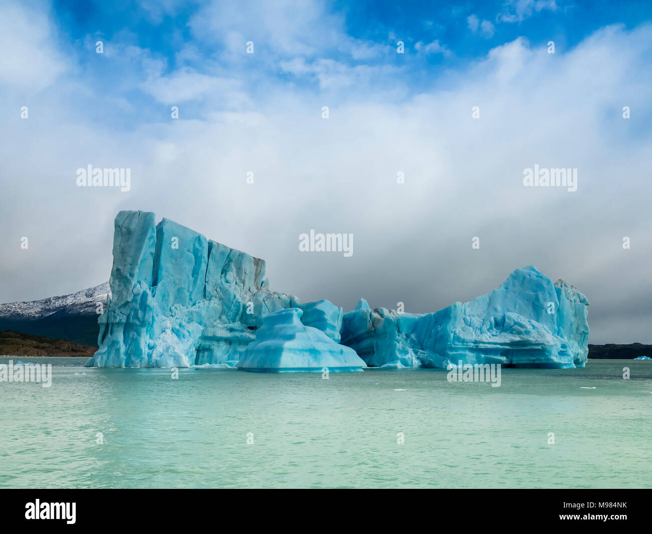 Argentina, Patagonia, El Calafate, Puerto Bandera, Lago Argentino, Parque Nacional Los Glaciares, Estancia Cristina, rotte iceberg Foto Stock
