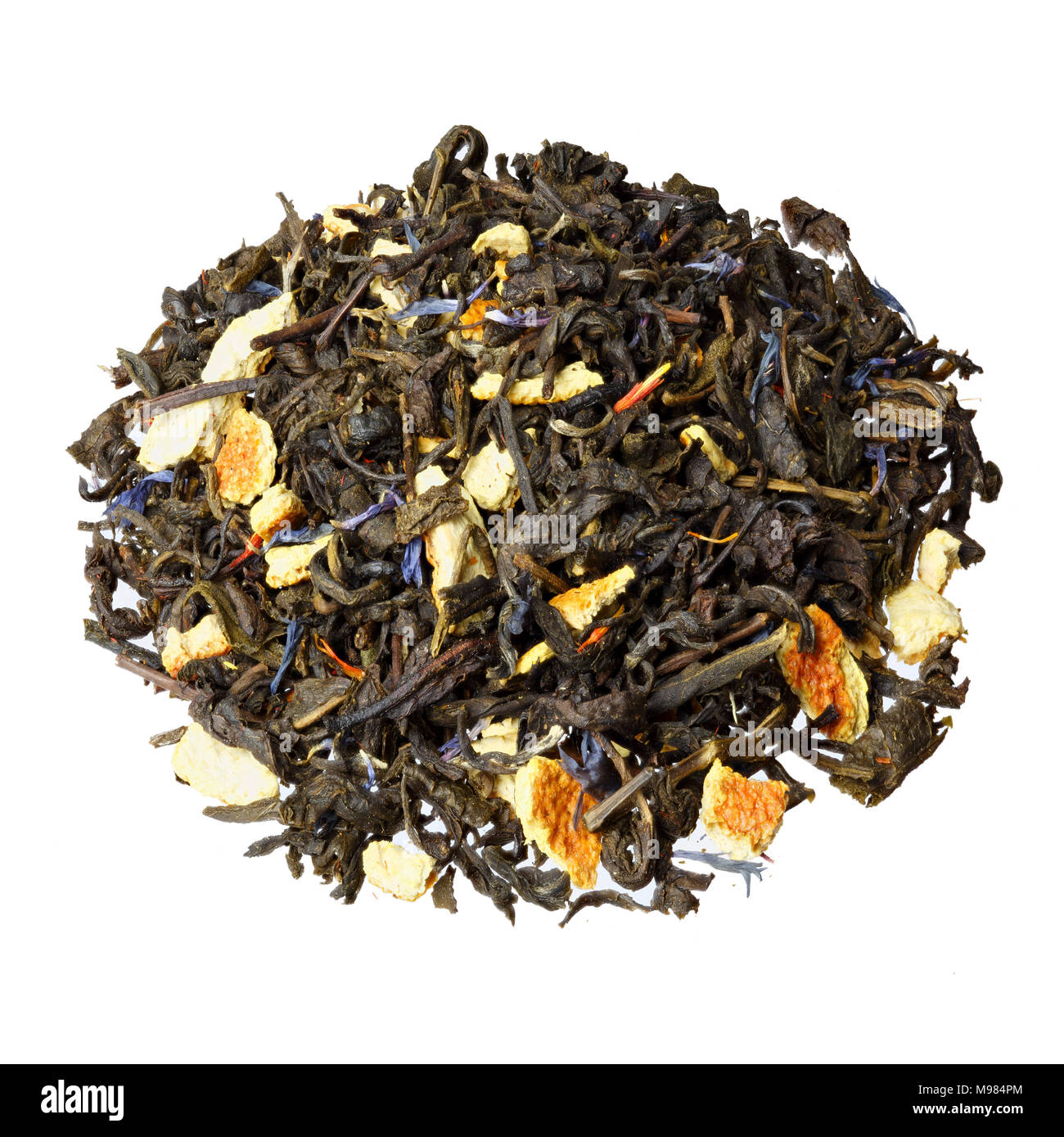 Pila di Earl Grey tè nero isolato su sfondo bianco. Foto Stock