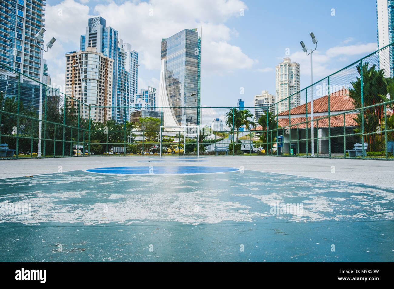 Campo da basket in Panama City - Campo sportivo nel parco all'aperto con lo skyline della città Foto Stock