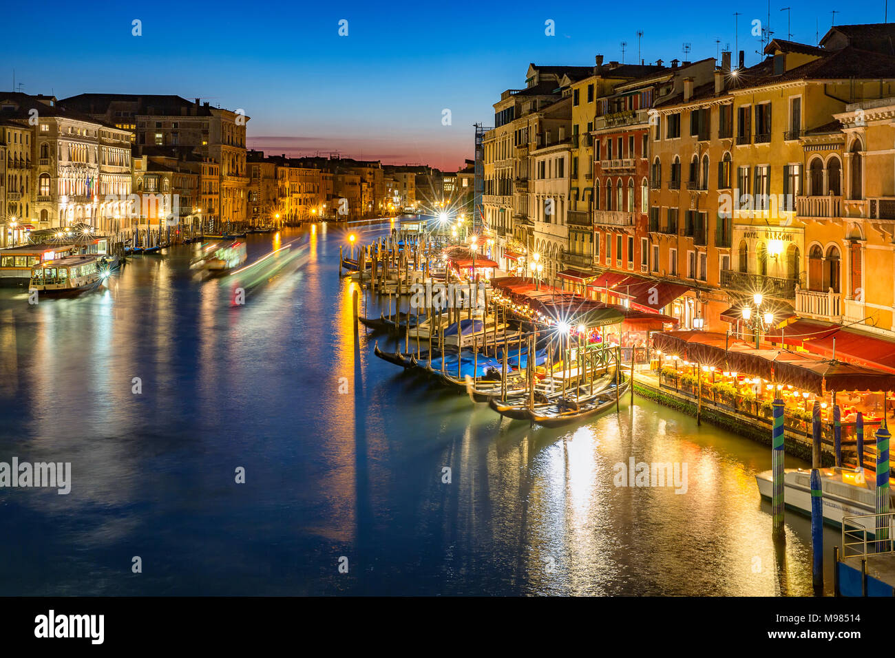 L'Italia, Veneto, Venezia, sul Canal Grande di sera Foto Stock