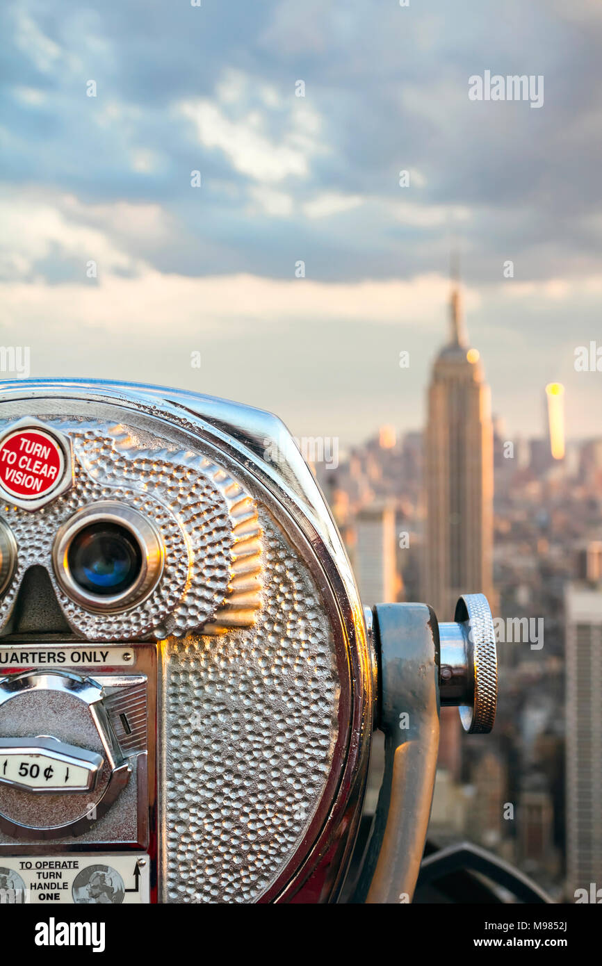 Stati Uniti d'America, New York Manhattan, vicino fino del telescopio, Empire State Building in background Foto Stock