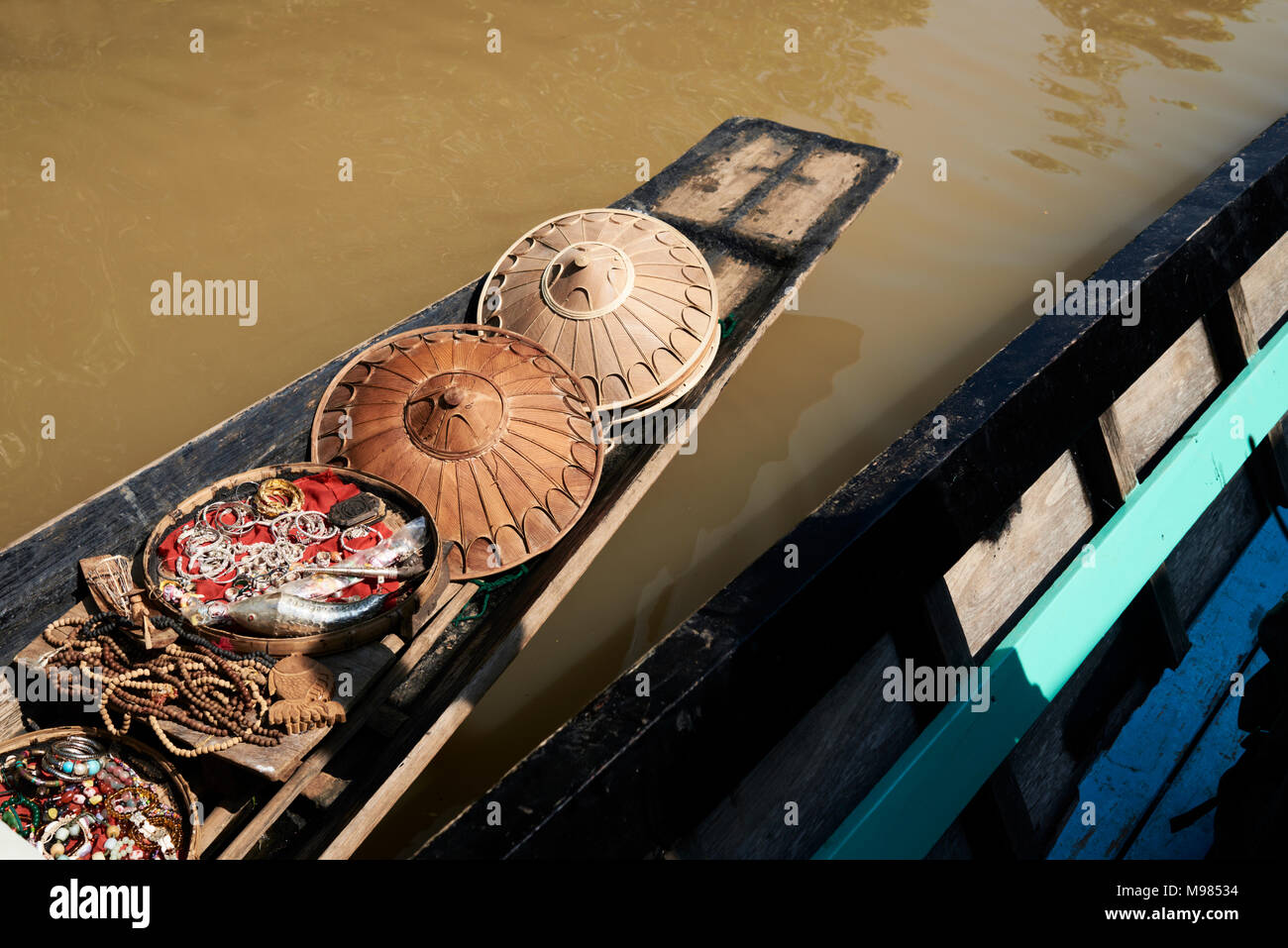 Barca di un venditore in Lago Inle, Myanmar. Foto Stock